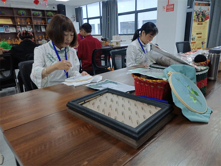 暖陽自強工坊員工正在工作。劉保剛供圖
