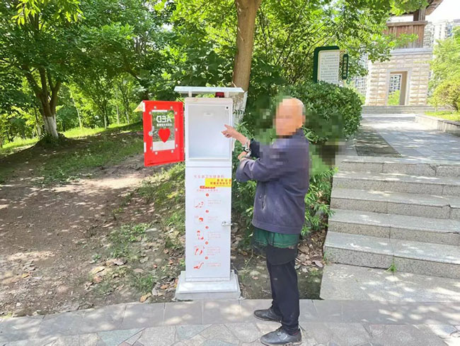 被撬開的AED設備樁。 資陽公安供圖