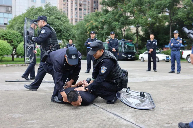 雁江區(qū)分局正在進(jìn)行實(shí)戰(zhàn)訓(xùn)練。 資陽市公安局雁江區(qū)分局供圖
