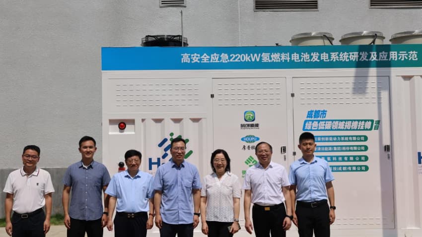 “2024年綠色低碳領(lǐng)域揭榜掛帥項(xiàng)目 — 高安全 220kW 氫燃料電池應(yīng)急發(fā)電系統(tǒng)”產(chǎn)品發(fā)布儀式揭幕。朱信雨攝