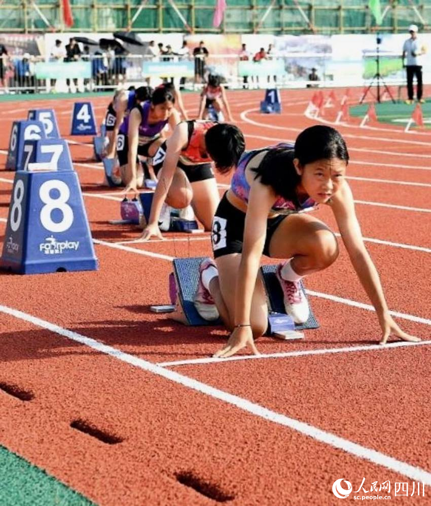 女子300米跨欄起跑瞬間。曾濤攝
