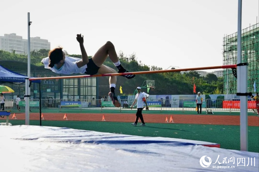 女子跳高比賽現(xiàn)場。曾濤攝