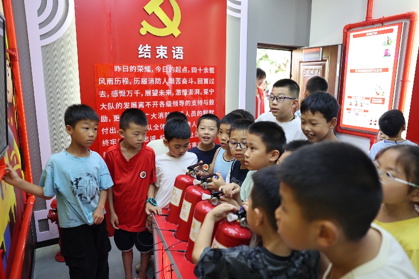 走進(jìn)冕寧縣消防救援局，小朋友們身臨其境和體驗(yàn)一番。冕寧消防供圖