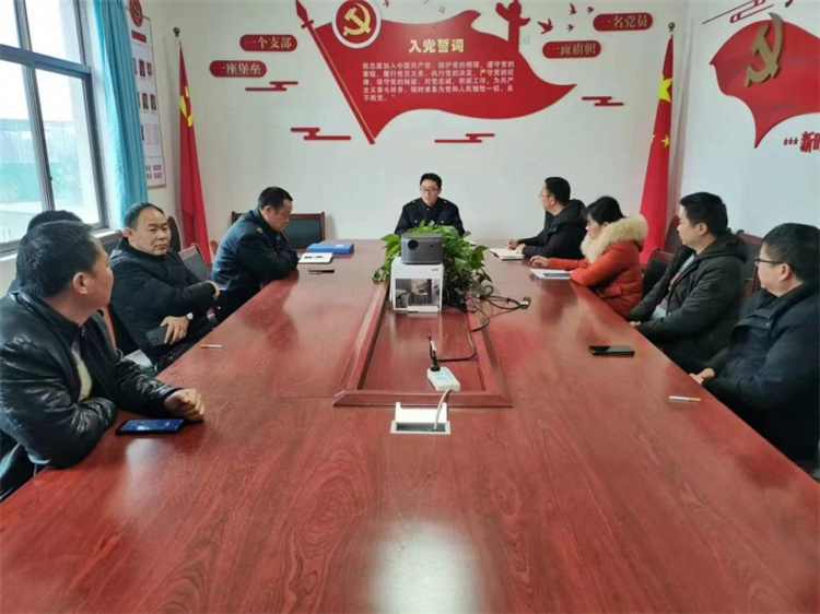 黨建指導(dǎo)員到支部指導(dǎo)黨建工作。楊鑫供圖