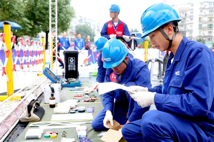 工作中的岳池輸變電工人。廣安市委統(tǒng)戰(zhàn)部供圖