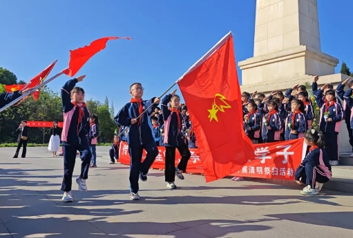 樂(lè)山：軍民齊心共攜手 再創(chuàng)雙擁新輝煌樂(lè)山市雙擁工作堅(jiān)持守正創(chuàng)新，構(gòu)建雙擁工作新格局，推出擁軍新舉措，開(kāi)創(chuàng)軍民團(tuán)結(jié)新局面，被命名為“全國(guó)雙擁模范城”，實(shí)現(xiàn)“六連冠”。