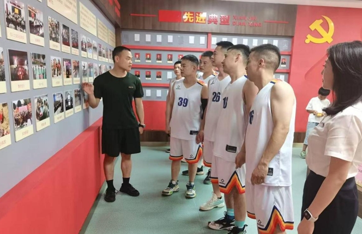 攜手奮進(jìn)新征程 同心共筑強(qiáng)國(guó)夢(mèng)6月27日，仁壽縣退役軍人事務(wù)局與武警仁壽中隊(duì)聯(lián)合舉辦“攜手奮進(jìn)新征程 同心共筑強(qiáng)國(guó)夢(mèng)”軍地雙擁籃球友誼賽，以球?yàn)槊酱罱ń涣髌脚_(tái)，共敘軍民魚(yú)水深情。