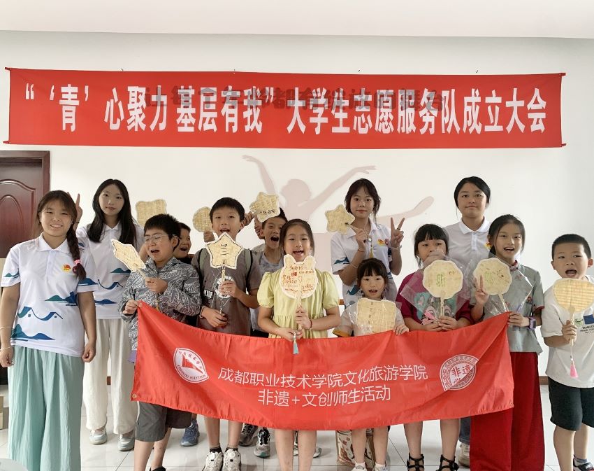 花園社區(qū)與成都職業(yè)技術(shù)學(xué)院攜手共建志愿服務(wù)隊。楊璐伊攝