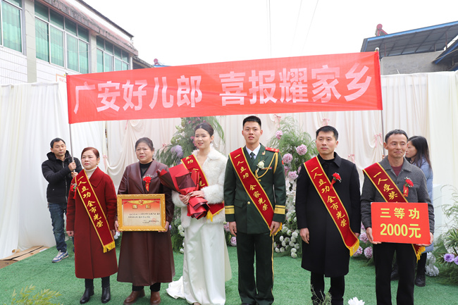 送喜報(bào)小隊(duì)為現(xiàn)役軍人夏仕寧家送去立功喜報(bào)。華鎣市退役軍人事務(wù)局供圖