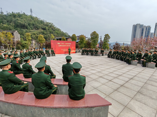 2025年清明期間，紅色故事宣講人黃昌明為駐區(qū)部隊隊官兵宣講紅色故事。丁菡攝