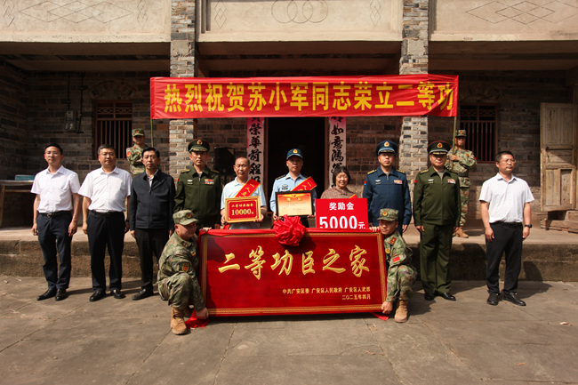 為現(xiàn)役軍人蘇小軍送喜報。廣安市退役軍人事務(wù)局供圖