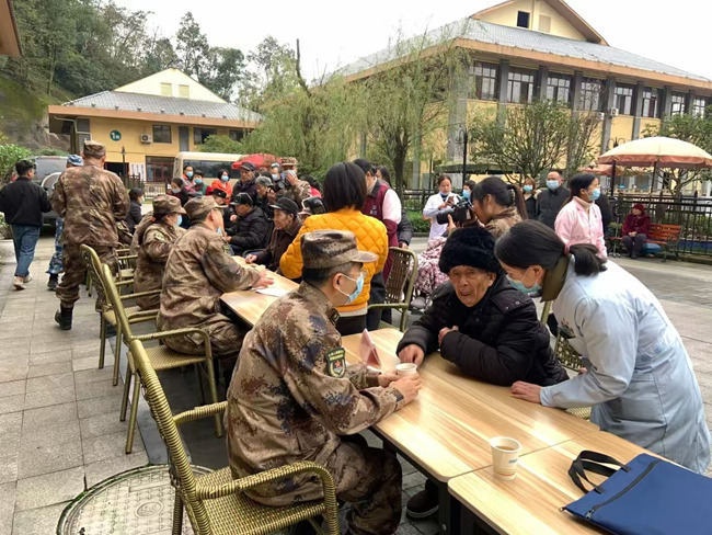 “聯(lián)勤軍醫(yī)老區(qū)行”義診慰問活動。廣安市退役軍人事務(wù)局供圖