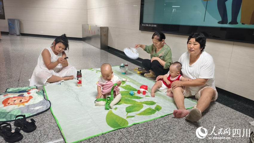 市民在地鐵站內(nèi)乘涼。實(shí)習(xí)生唐藝娟攝