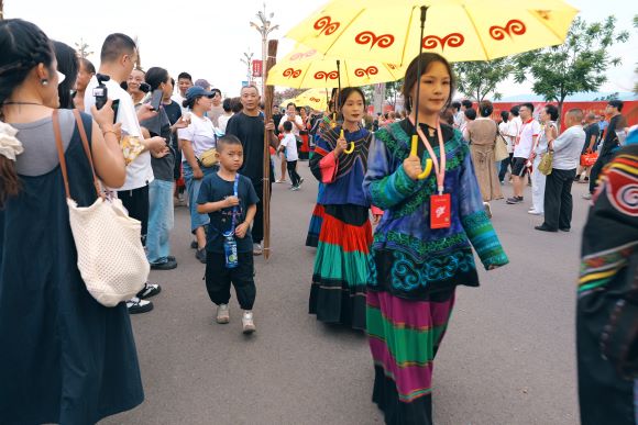 穿著民族服飾巡游的姑娘。宋明攝
