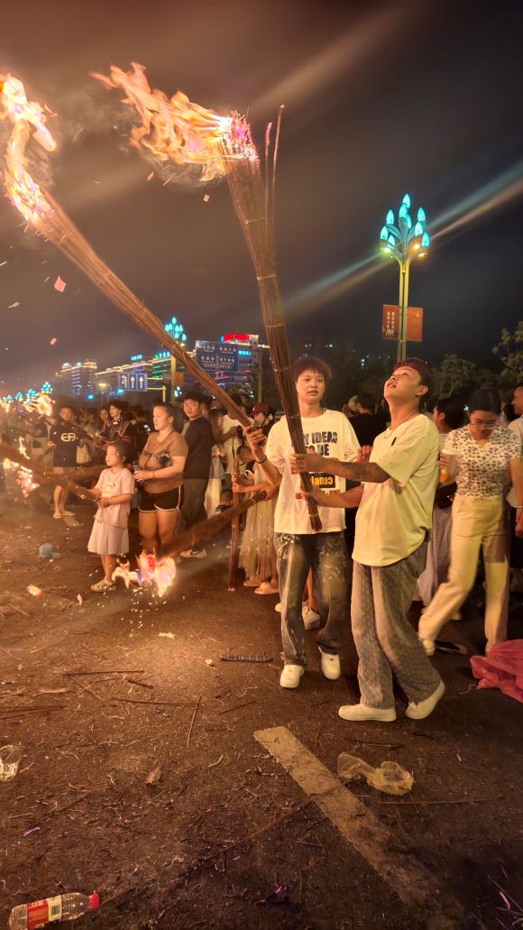 游客點燃小火把。宋明攝