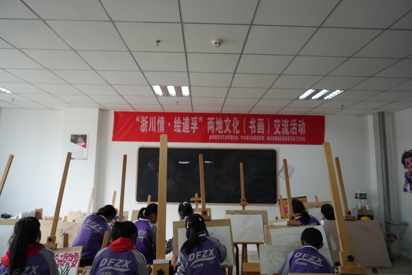 學(xué)生們正在進(jìn)行創(chuàng)作。道孚縣委宣傳部供圖