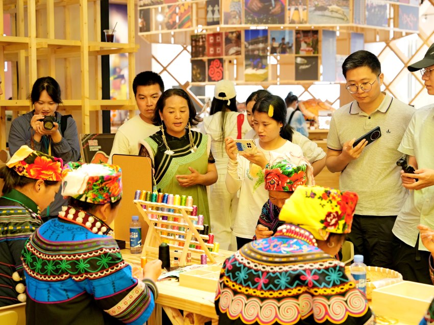 彝繡互動。涼山州委宣傳部供圖