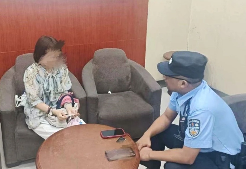 民警徐名川正在耐心細(xì)致的勸導(dǎo)廖女士。成都天府公安供圖