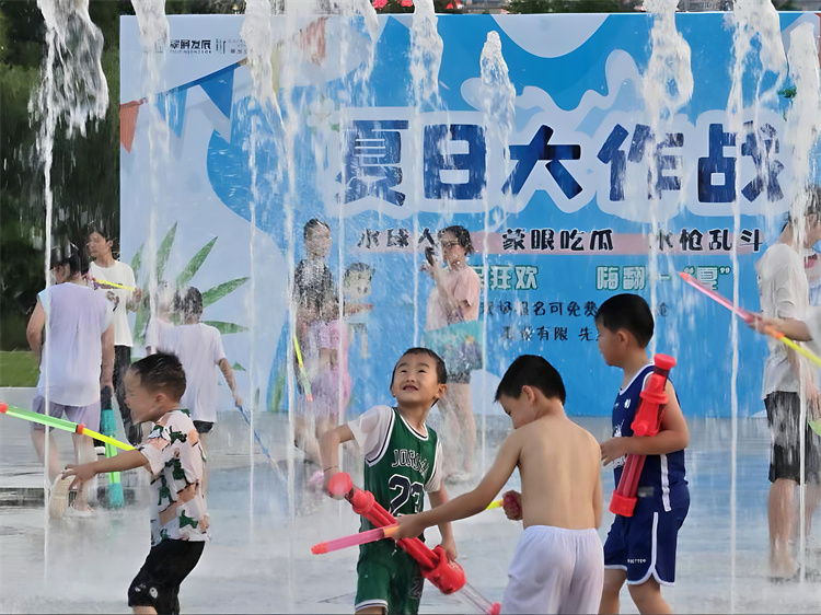 “夏日大作戰(zhàn)”主題活動成為兒童的歡樂天地。翠屏區(qū)融媒體中心供圖
