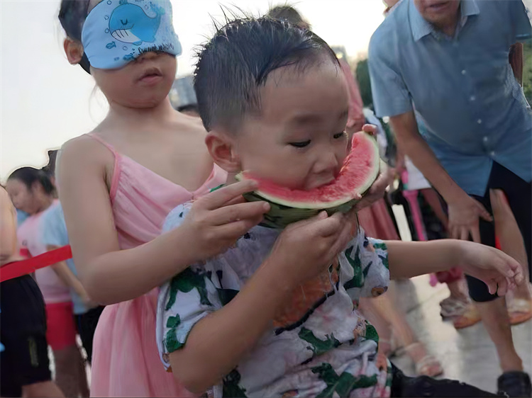 孩子們高興地參與蒙眼吃西瓜活動(dòng)。翠屏區(qū)融媒體中心供圖