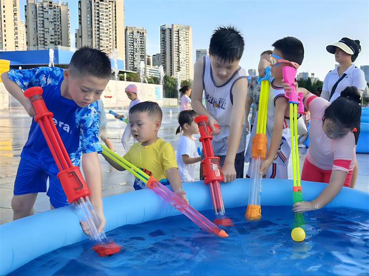 趣味活動(dòng)讓孩子們感受清涼夏日。翠屏區(qū)融媒體中心供圖