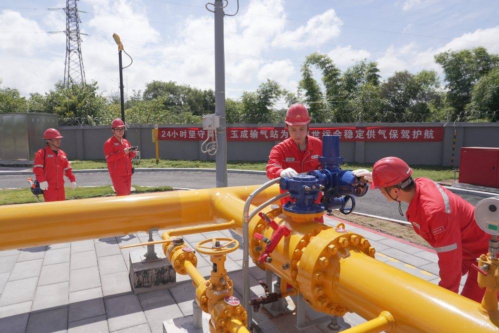玉成站值班員工集中巡檢。鄭劍雄攝