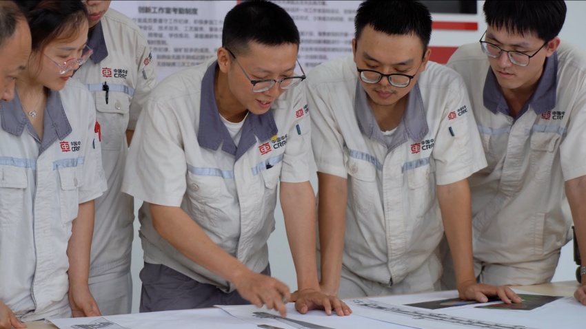 甘俊林帶領技能大師工作室成員進行團體項目攻關。受訪者供圖