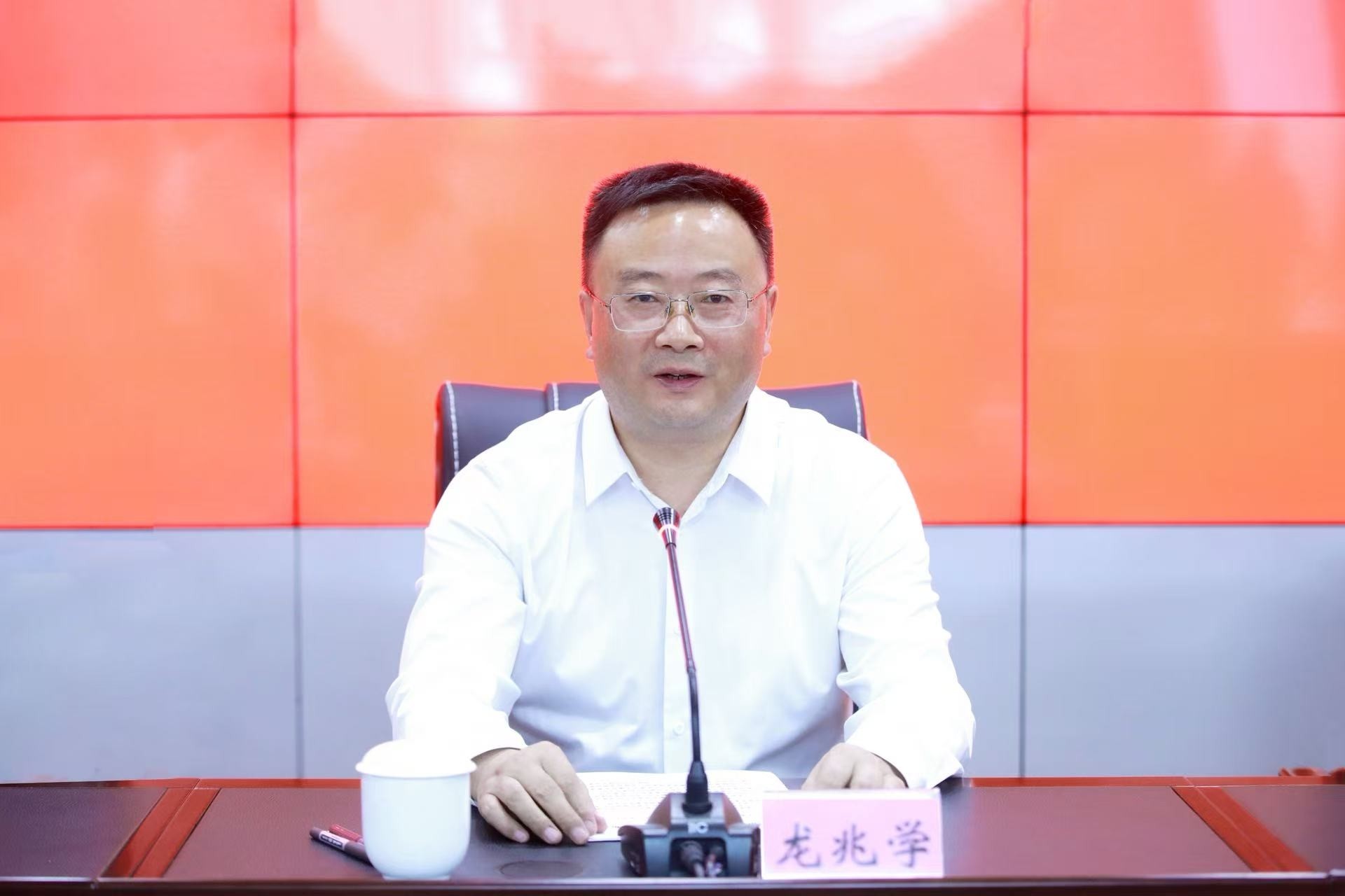 龍兆學(xué)介紹推進(jìn)廣元現(xiàn)代化建設(shè)情況。劉仁供圖