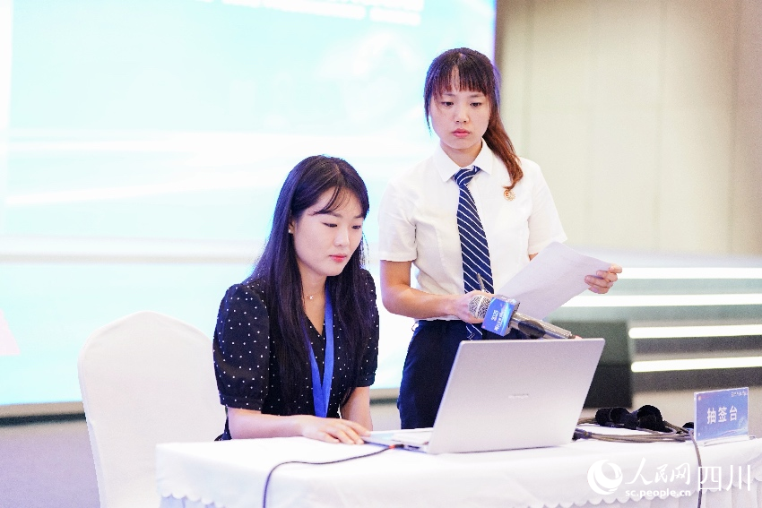 比賽公證現(xiàn)場(chǎng)。人民網(wǎng) 趙祖樂(lè)攝