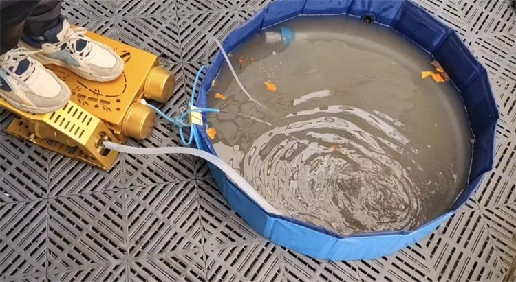 腳踏式反滲透凈水器。鄭棟梁供圖