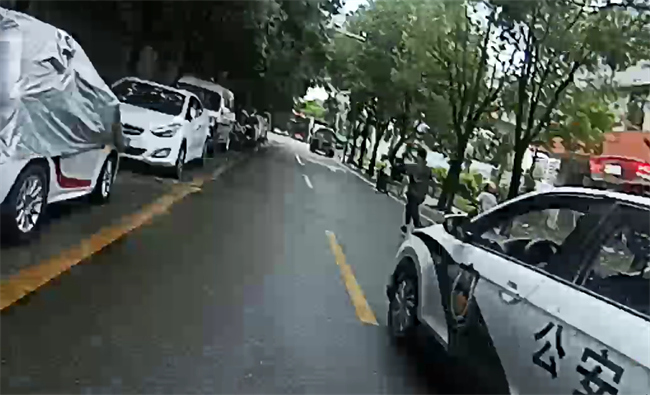 民警上前對(duì)喻某某進(jìn)行控制。新都公安供圖