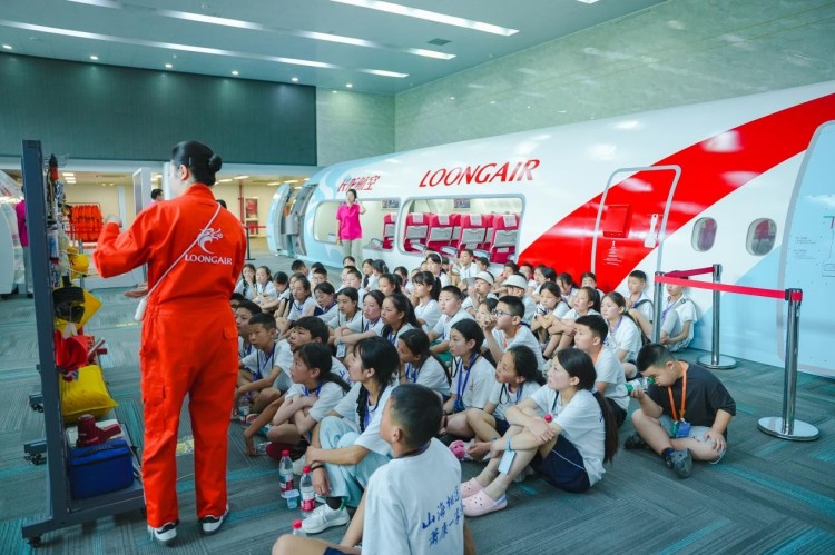 參觀長龍航空。雍金卓瑪供圖
