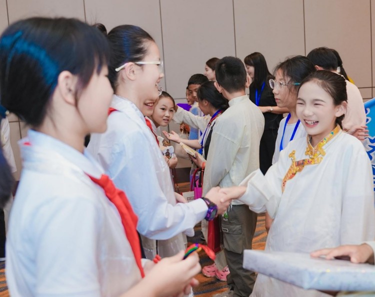 互贈禮品。雍金卓瑪供圖