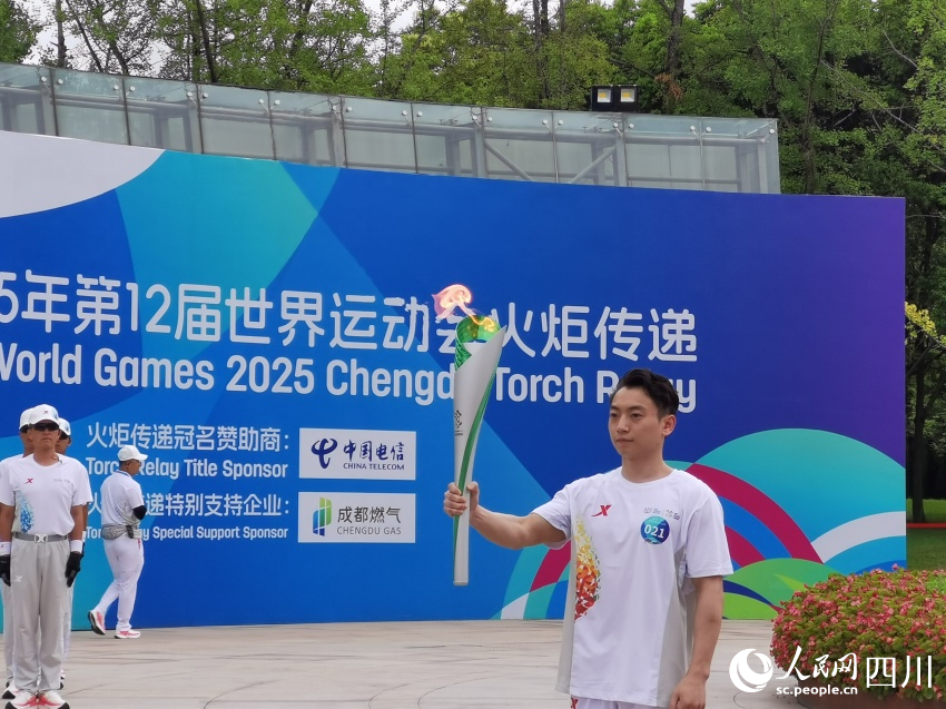 金沙遺址博物館站第一棒火炬手鄒敬園。人民網(wǎng) 羅昱攝