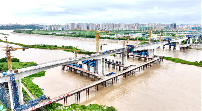 實現(xiàn)主跨合龍后的岷江特大橋。成都軌道集團(tuán)供圖
