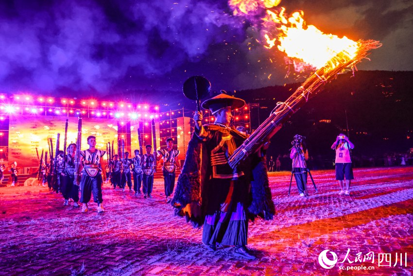 火把節(jié)點(diǎn)火儀式。西昌融媒體中心供圖