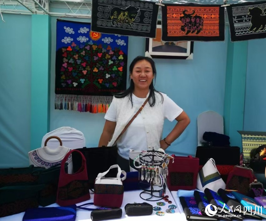 彝繡文創(chuàng)產(chǎn)品。市民駱振軒攝