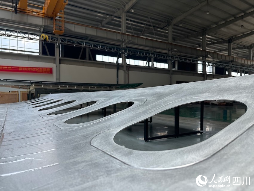 飛機(jī)蒙皮。人民網(wǎng)記者 王波攝