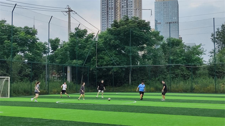 足球愛好者一起踢球。受訪者供圖