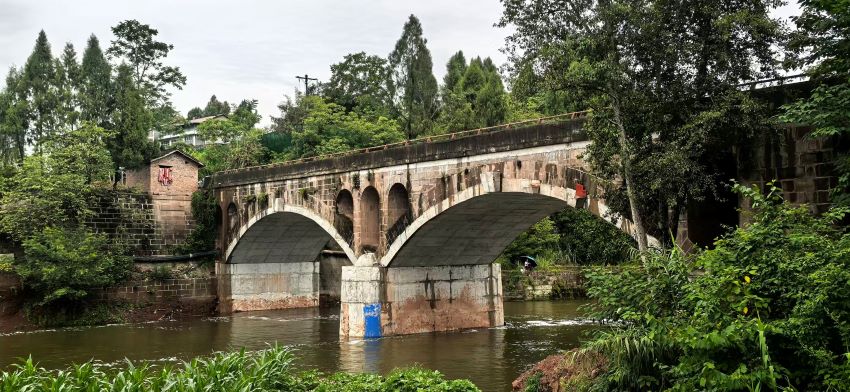 地企協(xié)作加固后的石拱橋。易奎西攝