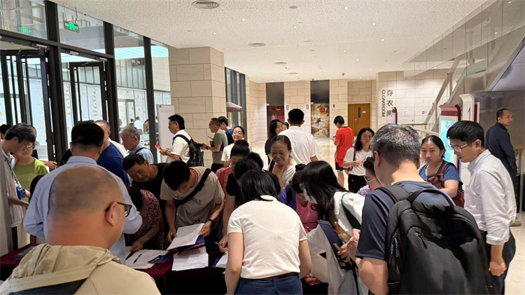 北京市民排隊(duì)領(lǐng)取丁寶楨的演出資料。成都市文廣旅局供圖