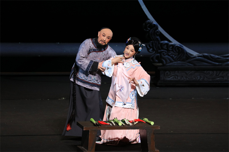 丁寶楨與夫人鐘春蘭演繹勤儉持家。成都市文廣旅局供圖