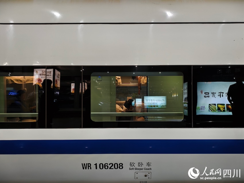 7月31日晚開(kāi)行的D966次列車(chē)夜間動(dòng)臥列車(chē)即將發(fā)車(chē)。人民網(wǎng)記者 郭瑩攝