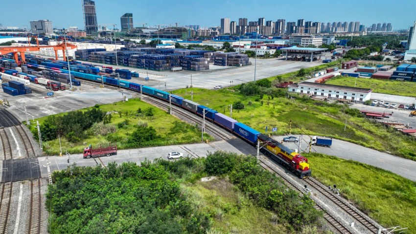 從成都國際鐵路港駛出的中歐班列。青白江區(qū)委宣傳部供圖