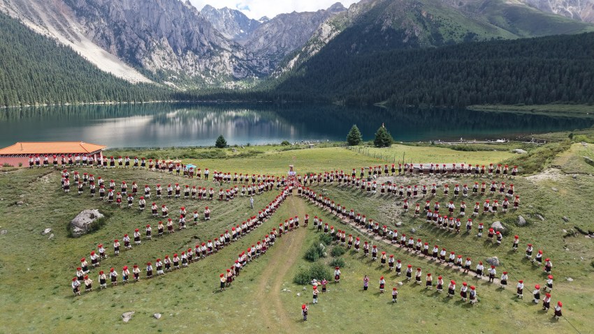 “最大規(guī)模弦胡演奏”世界紀(jì)錄挑戰(zhàn)現(xiàn)場。巴塘縣委宣傳部供圖