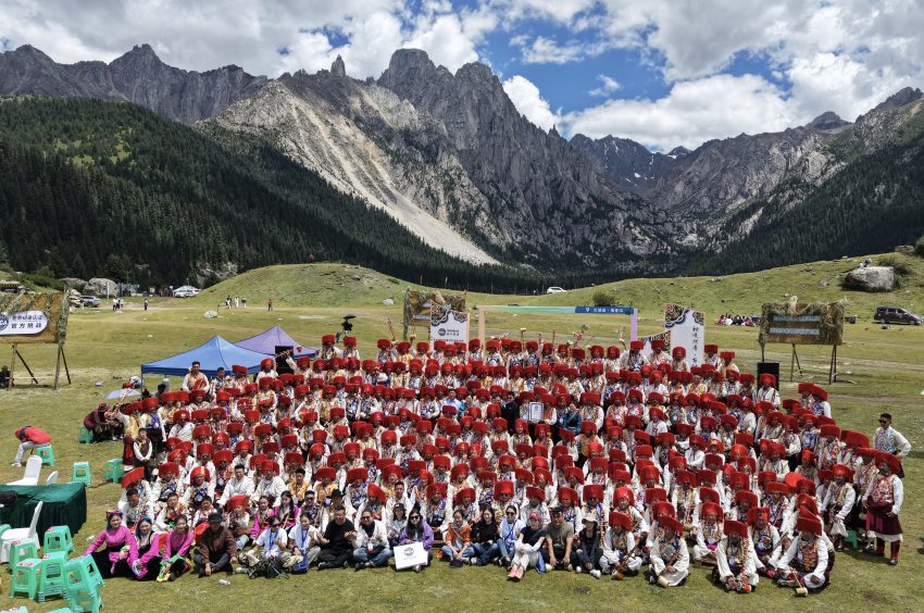 挑戰(zhàn)成功合影。巴塘縣委宣傳部供圖