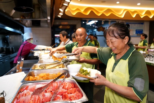 在泰合素食餐廳，環(huán)衛(wèi)工人排隊(duì)取餐。劉婷供圖