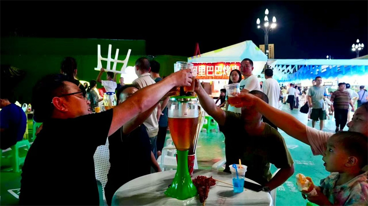親朋好友舉杯。旺蒼縣融媒體中心供圖