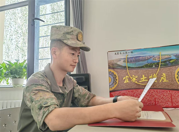鄒強(qiáng)戰(zhàn)士收到書(shū)信。翠屏區(qū)融媒體中心供圖