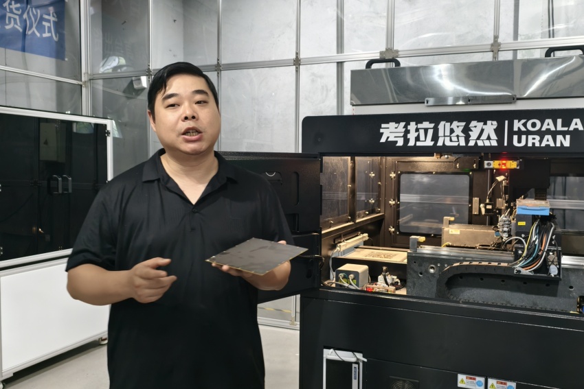 車間內(nèi)，考拉悠然智能檢測(cè)事業(yè)部首席科學(xué)家賈可正在為大家做講解。人民網(wǎng) 趙祖樂攝